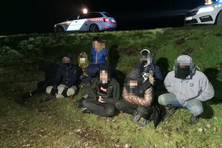 Migranci zostają odprowadzeni na granicę, pieniądze dane przemytnikom przepadają bezpowrotnie / Zdjęcie: Police.hu